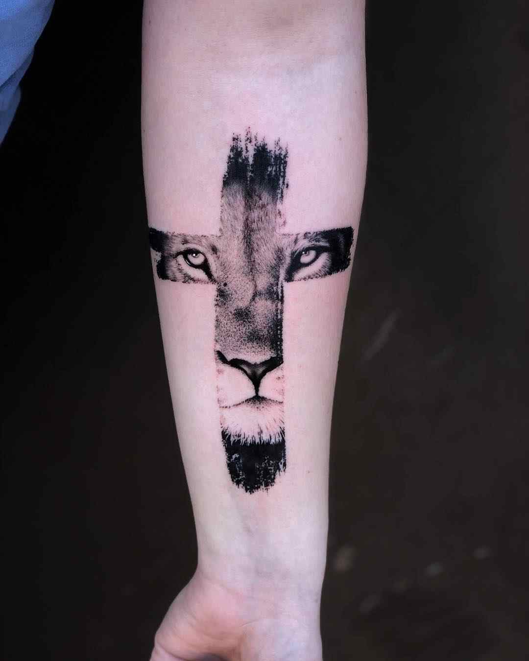 minimalistic-cross-lion-tattoo