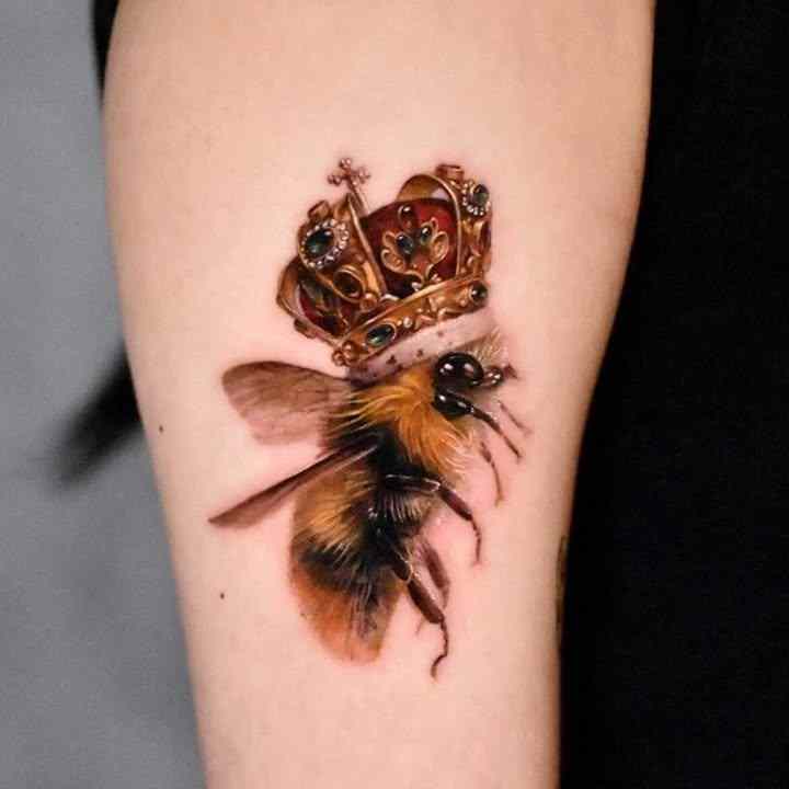realistic-queen-bee-tattoo-ideas