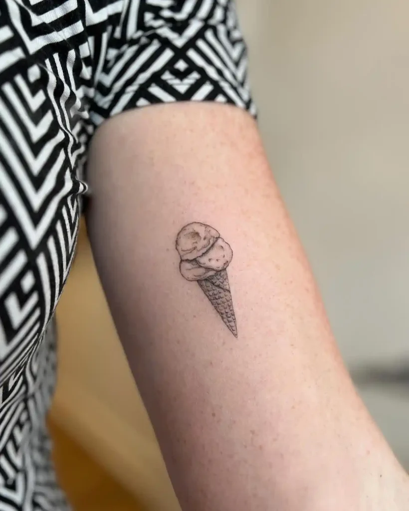 Sketch Style Double Scoop on Upper Arm