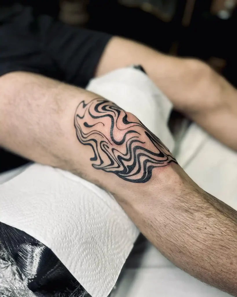 Wavy Minimal Linework on Knee