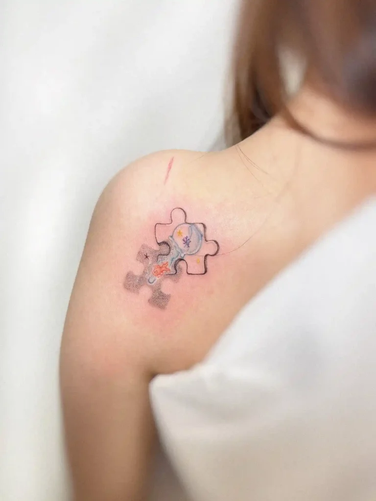 Miniature Ocean Scene on Shoulder